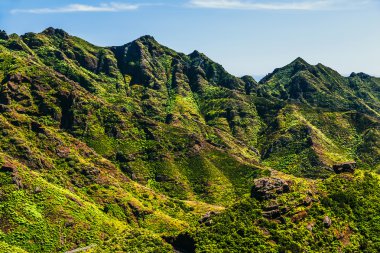 Yeşil dağlar ve gökyüzü bulutlu