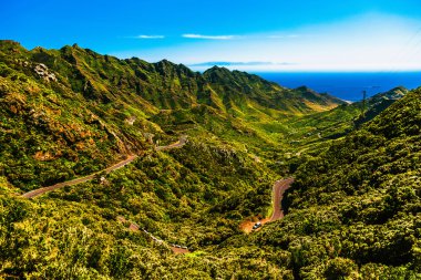 Yeşil dağların dolambaçlı yol ile