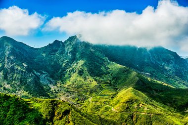 Yeşil dağlar bulutlar ile