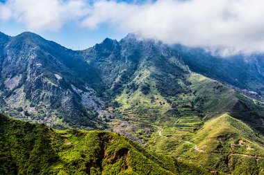 Dağlar ya da kaya bulutlar ile