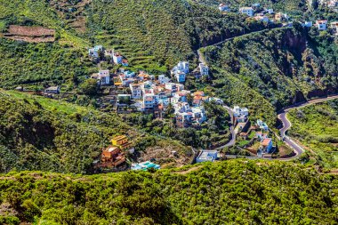 Küçük bir köy binalar dağlar vadisinde