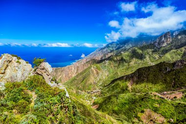 Yeşil dağların veya kayalar ile bulut