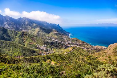 Dağ ve bulutlar küçük şehir veya köy ile