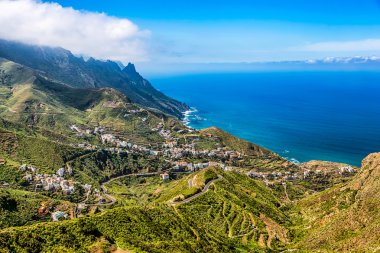 Dağ ve bulutlar küçük şehir ile