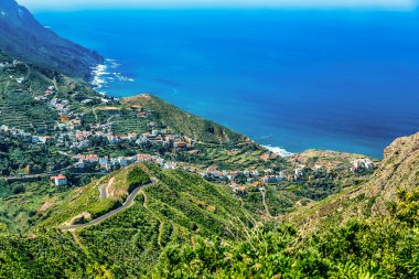 Dağ ve bulutlar küçük şehir veya köy ile