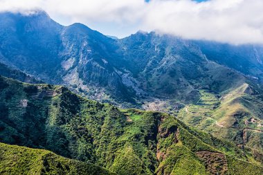 Dağ manzarasının üzerindeki bulutlar