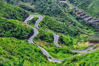 Sargı veya serpantin yol Vadisi