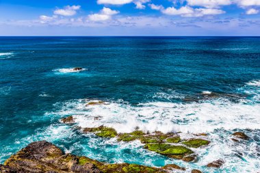 Taş sahil veya Atlantik Okyanusu kıyısında