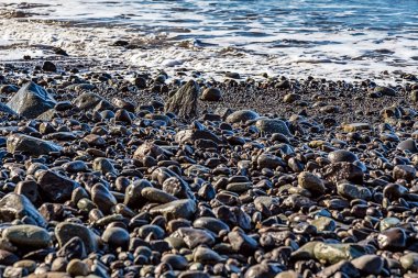 Taşlar ve su dalgaları ile