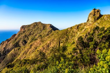 Yeşil dağların veya rock ve mavi gökyüzü