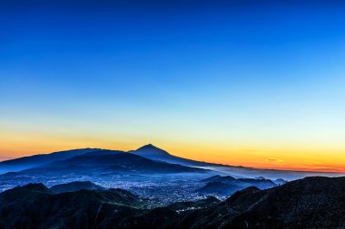Teide Yanardağı ile dağlarda günbatımı
