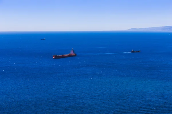 Navio de carga de contentores e navios no oceano — Fotografia de Stock