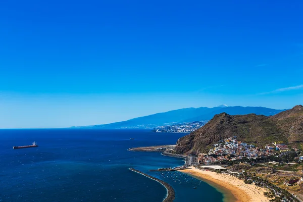 Cidade e praia de Santa Cruz Las Teresitas — Fotografia de Stock