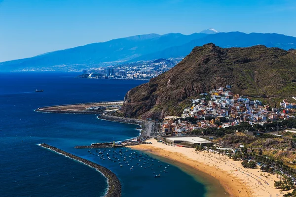 Luftaufnahme vom Berg nach Santa Cruz Stadt und Strand — Stockfoto