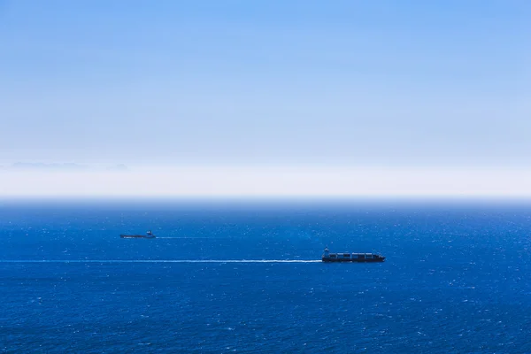 Navios de carga com contentores no oceano — Fotografia de Stock