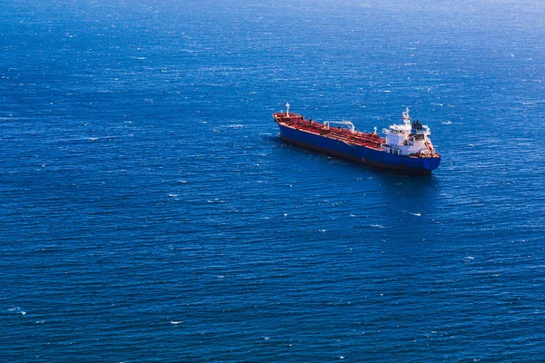 Navio de carga de contentores no oceano azul — Fotografia de Stock