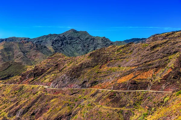 Camino sinuoso o serpantino en la montaña — Foto de Stock