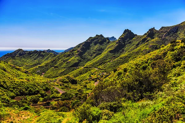 Yeşil dağlar vadi dolambaçlı yol ile — Stok fotoğraf