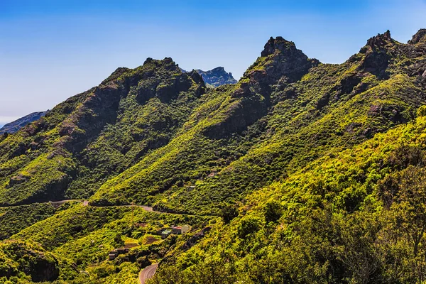 绿山或岩谷 — 图库照片