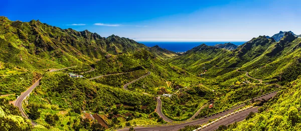 Montañas verdes con panorama vial — Foto de Stock