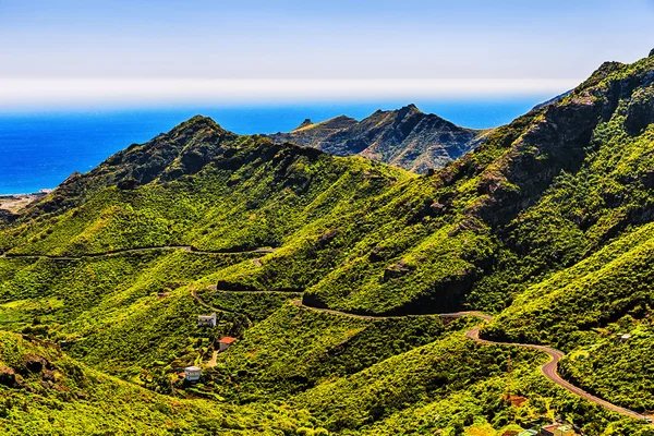 Yeşil dağlar vadi serpantin yol ile — Stok fotoğraf