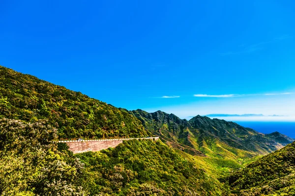 Yeşil dağlar yol ve okyanus — Stok fotoğraf