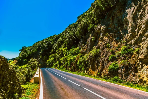 Camino de asfalto en las montañas — Foto de Stock