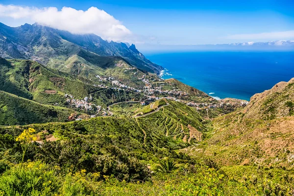 Pequeños edificios del pueblo en verde valle de montaña — Foto de Stock