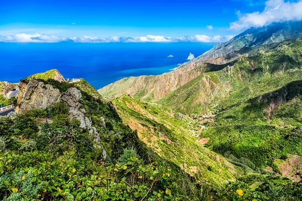 Yeşil dağlar bulutlar ve okyanus — Stok fotoğraf