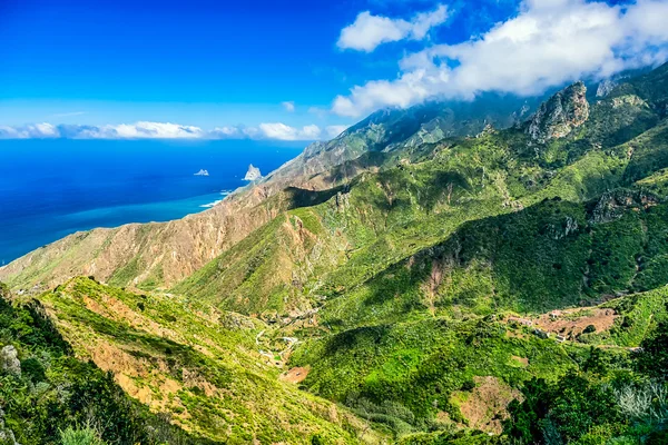 Montanhas verdes com nuvens e céu horizonte oceano — Fotografia de Stock