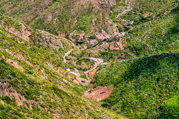 Küçük binalar dağlar vadisinde