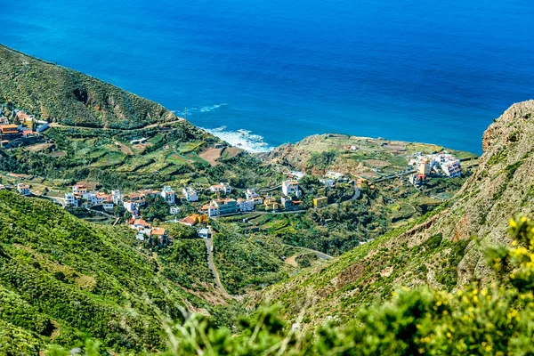 Pueblo en verde valle cerca del océano — Foto de Stock