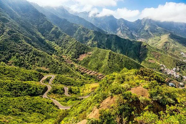 Vale das montanhas com estrada sinuosa — Fotografia de Stock