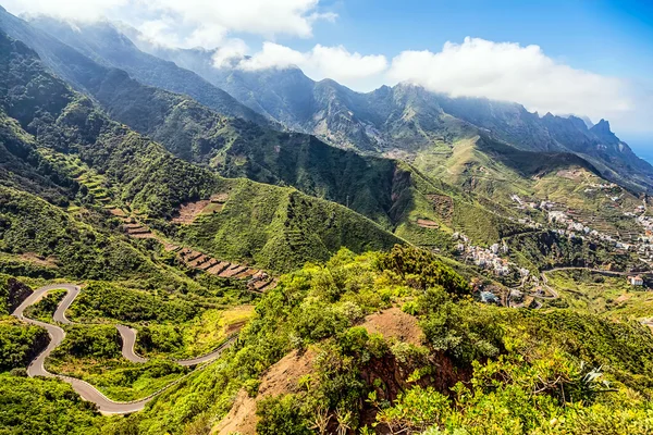 Verde valle de las montañas con carretera — Foto de Stock