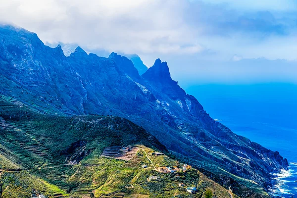 岸边的岩石与海洋或海岸 — 图库照片