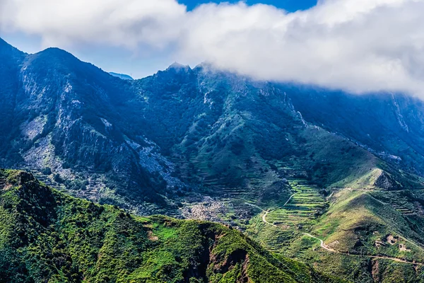 绿山与云的天空 — 图库照片