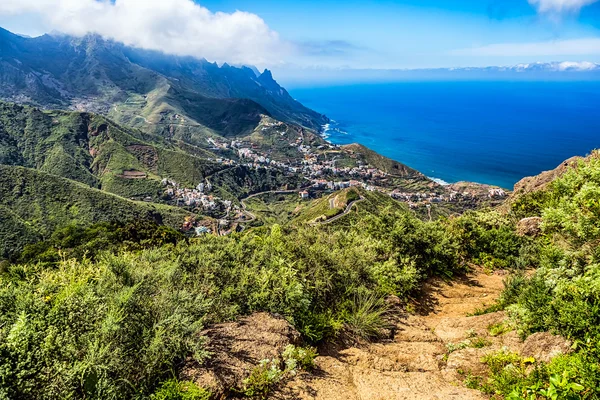 Vista dal sentiero di montagna alla città nella valle — Foto Stock