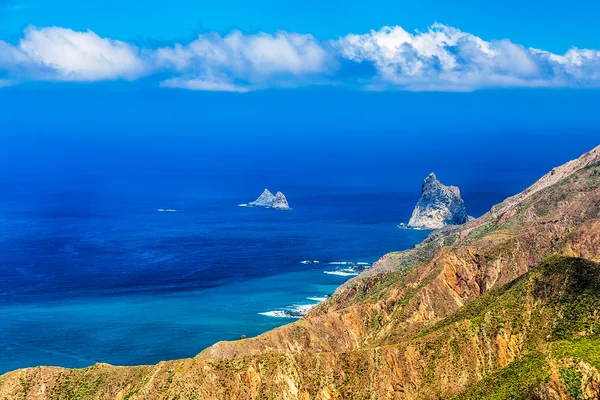 Costa o orilla del océano con roca — Foto de Stock