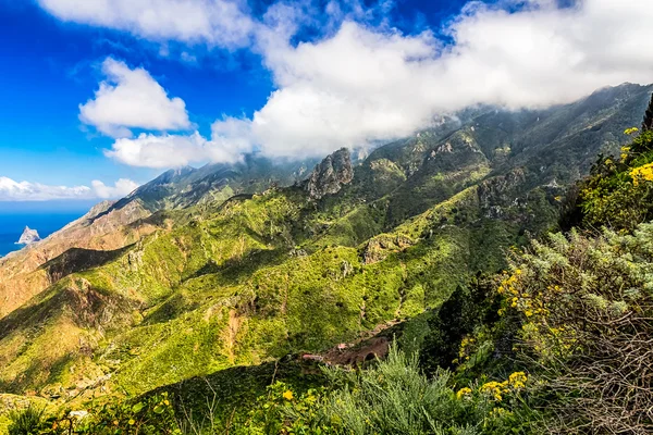 Nubes y montañas cerca del océano — Foto de Stock