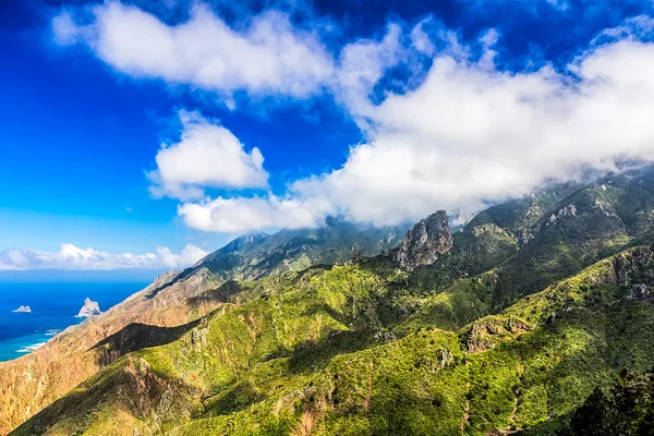 Nuvens e montanhas verdes — Fotografia de Stock