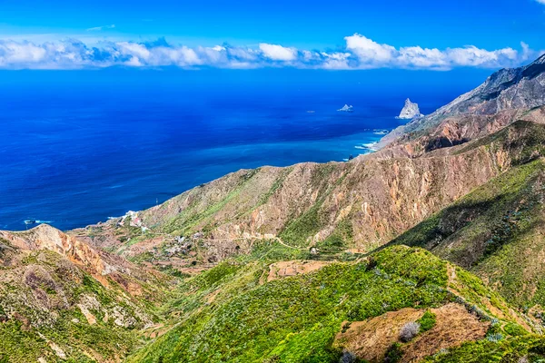 Costa del Océano Atlántico con montaña — Foto de Stock