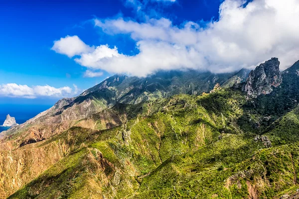 Groene bergen met wolken op blauwe hemel — Stockfoto