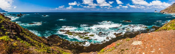 Taş sahil okyanus görünümüne Panorama — Stok fotoğraf