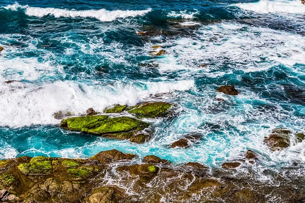 Piedras de costa en olas con espuma —  Fotos de Stock