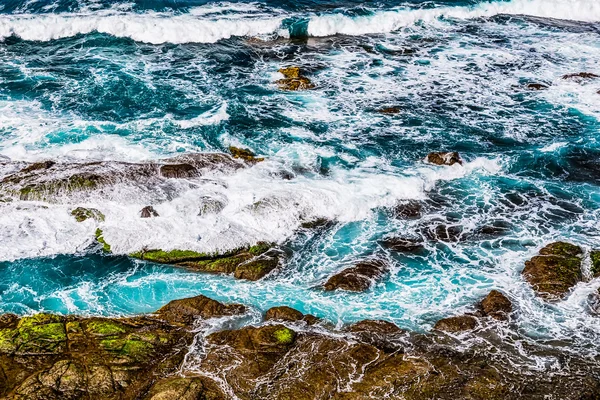 Piedras en olas de océano —  Fotos de Stock
