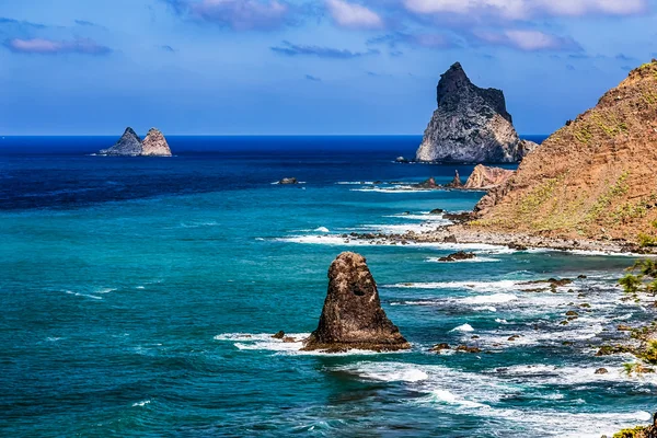 与岩石的海洋岸边或海岸 — 图库照片