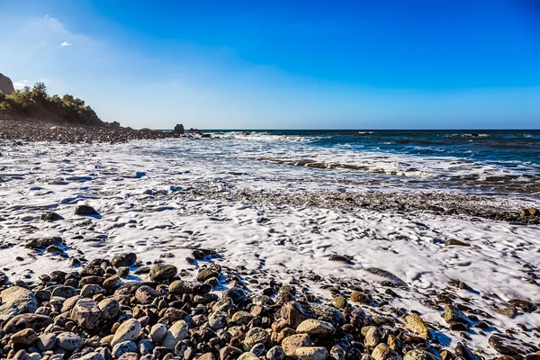 Praia de pedra selvagem no oceano — Fotografia de Stock