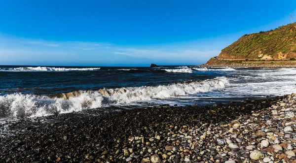 Playa de piedra salvaje en coas panorama — Foto de Stock