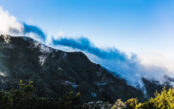 Mountains with clouds on blue sky — Stock Photo, Image