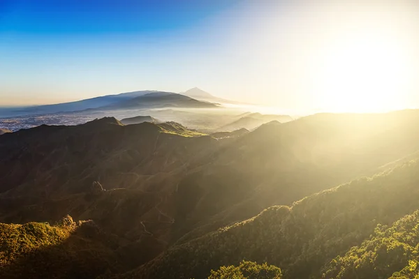 Güneş dağların üzerinde güneş ışığı ile — Stok fotoğraf